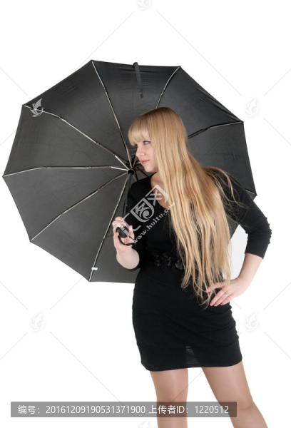 帶黑色雨傘的金發(fā)女郎