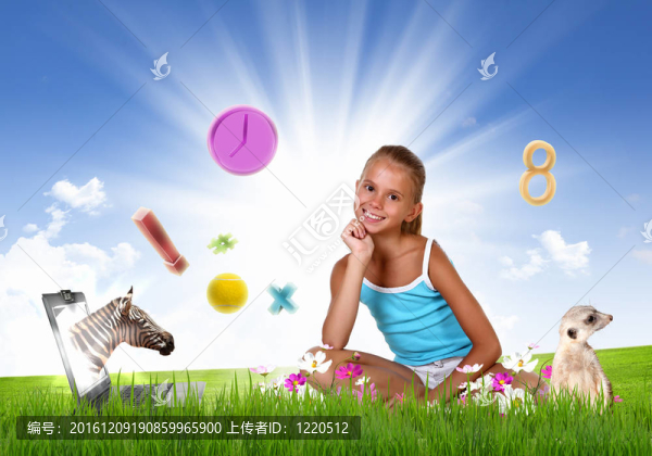 微笑的女孩在綠草上