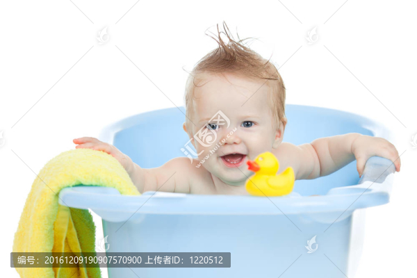 可愛(ài)的嬰兒在藍(lán)色浴缸洗澡