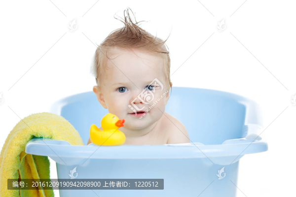 可愛(ài)的嬰兒在藍(lán)色浴缸洗澡