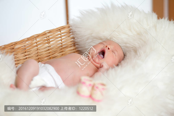 可愛的寶寶是睡在一個(gè)柳條筐
