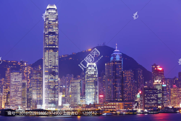 香港的天際線在夜間