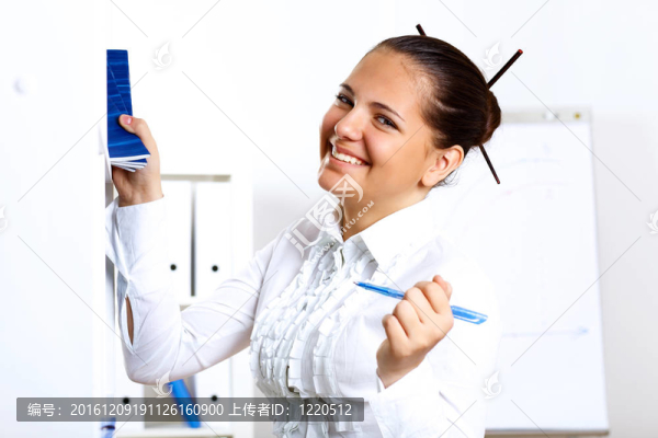 年輕漂亮的女人在上班時上班