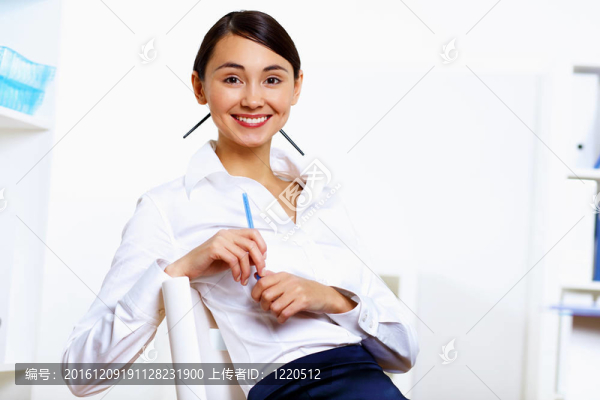 年輕婦女在辦公室上班