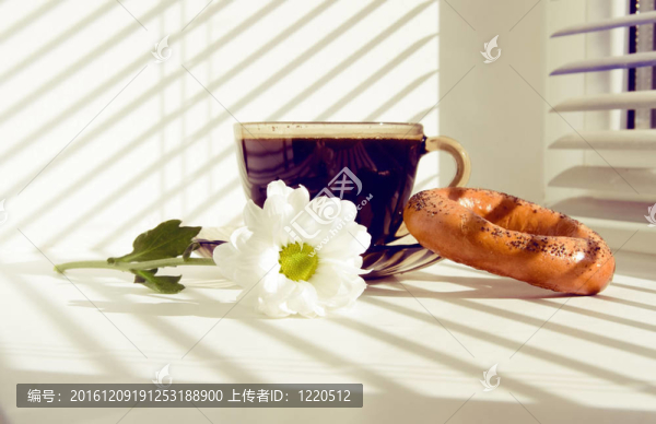 杯熱咖啡和窗臺上的一朵花