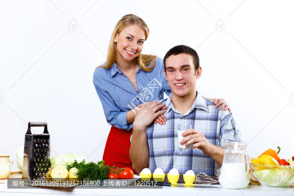 丈夫和妻子一起在家里做飯