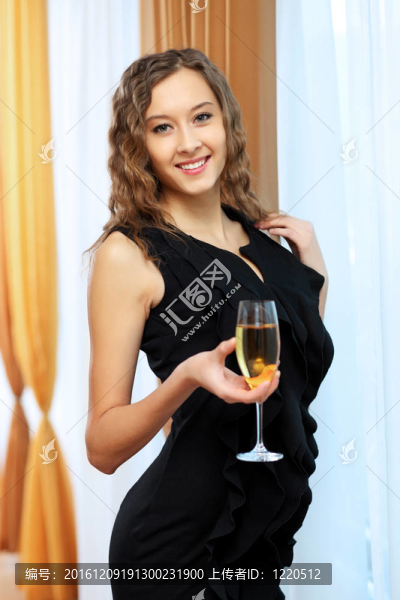 年輕漂亮的女人坐在餐館里