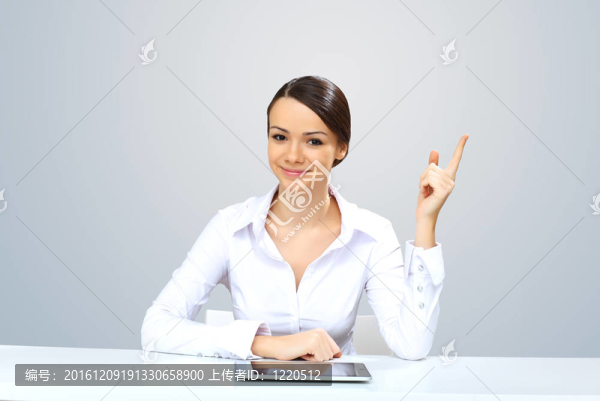 年輕漂亮的女人在上班時上班