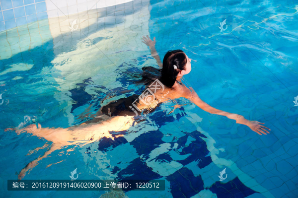 游泳池里的漂亮女孩