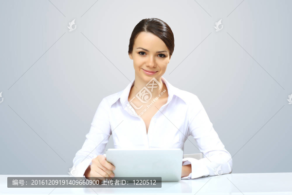 年輕漂亮的女人在上班時(shí)上班
