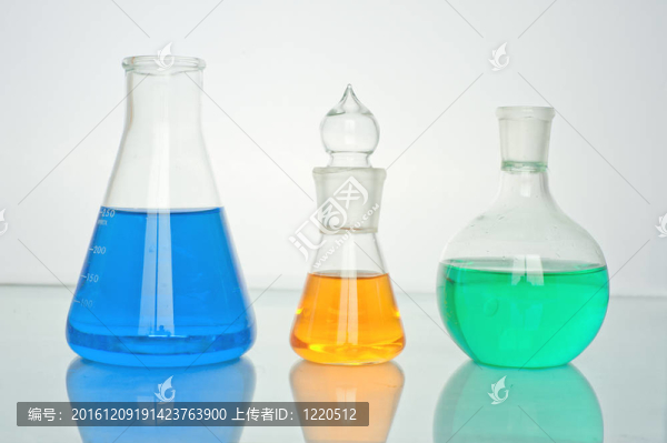各種有色液體的實驗室玻璃器皿