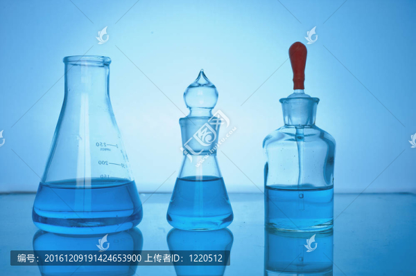 各種有色液體的實(shí)驗(yàn)室玻璃器皿