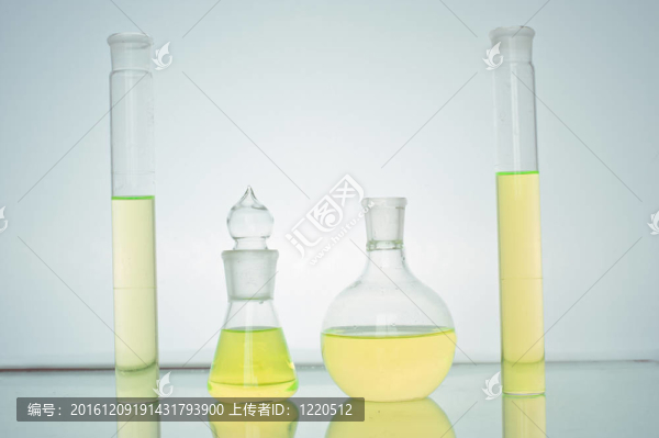 各種有色液體的實驗室玻璃器皿