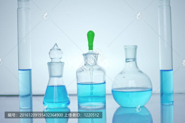 各種有色液體的實(shí)驗(yàn)室玻璃器皿