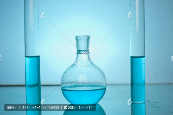 各種有色液體的實(shí)驗(yàn)室玻璃器皿