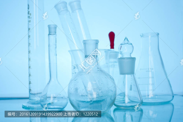 各種有色液體的實驗室玻璃器皿
