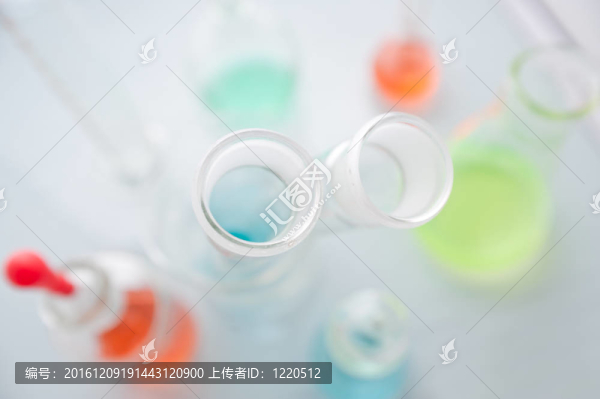 各種有色液體的實驗室玻璃器皿