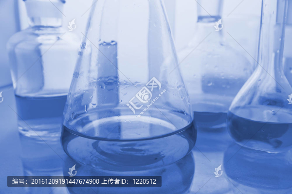 各種有色液體的實驗室玻璃器皿