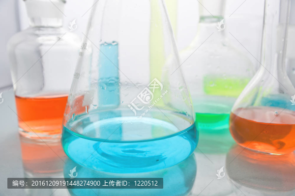 各種有色液體的實驗室玻璃器皿