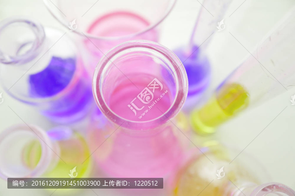 各種有色液體的實驗室玻璃器皿