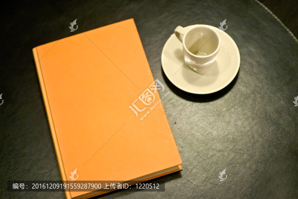 站在書的桌子上