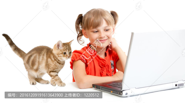 微笑的女生坐在筆記本的小貓