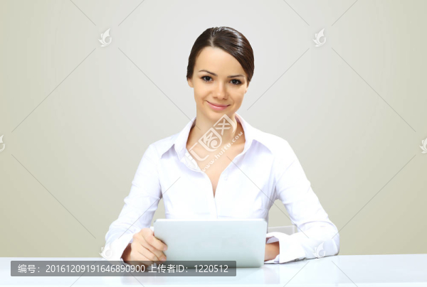 年輕漂亮的女人在上班時上班