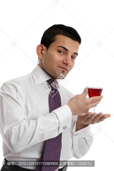 男人獻上一杯酒