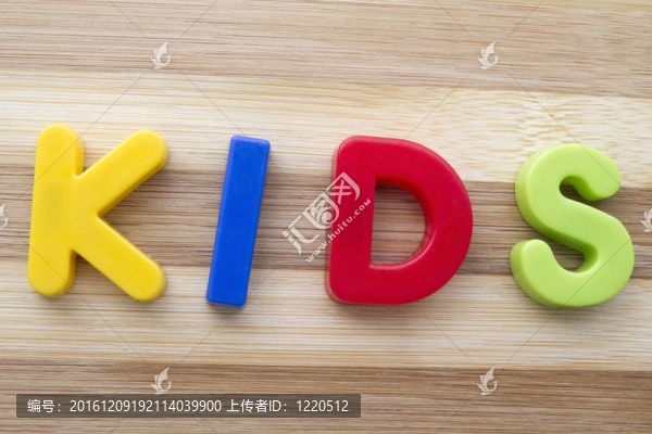 磁鐵字母的孩子