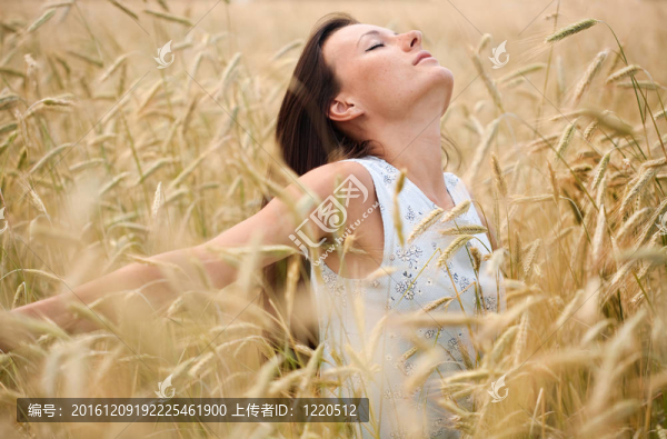 夏季的一天。農(nóng)村女性肖像