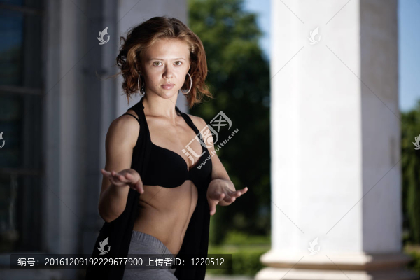 漂亮的舞蹈演員。城市女性的肖像