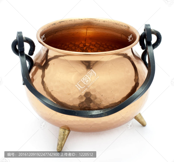 閃亮的銅鍋孤立在白色背景