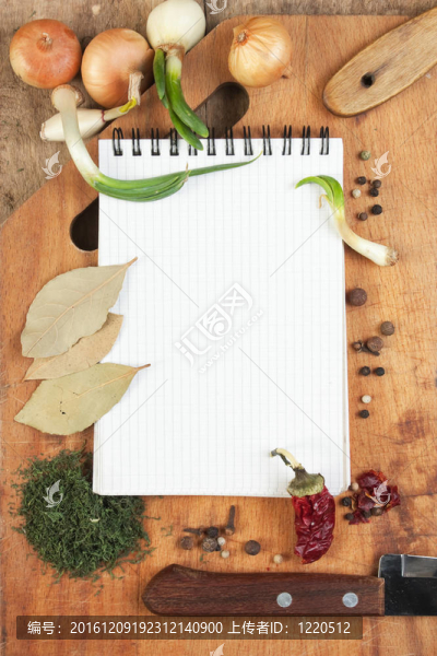 烹飪食譜和香料的筆記本