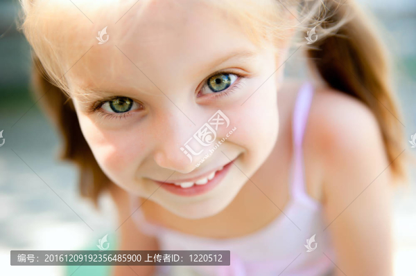 小女孩的微笑