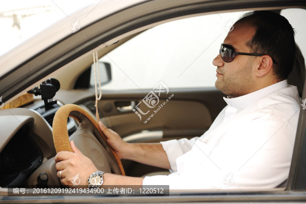 阿拉伯男子駕駛汽車