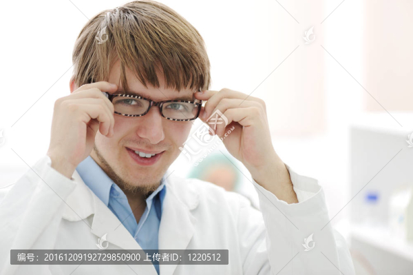 實(shí)驗(yàn)室年輕研究者的肖像；戴眼鏡的醫(yī)院工作人員