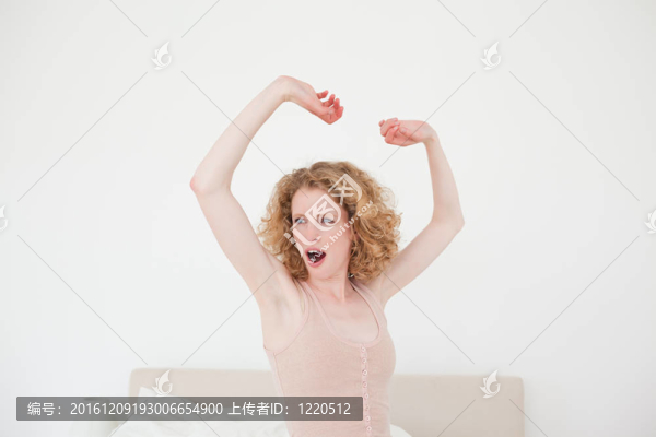 漂亮的金發(fā)女郎在她的臥室里伸展