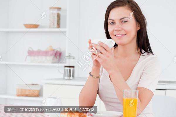 女人吃早餐