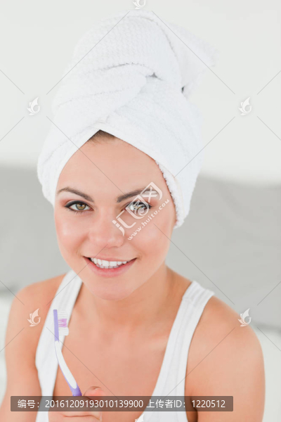 可愛的女人即將刷牙