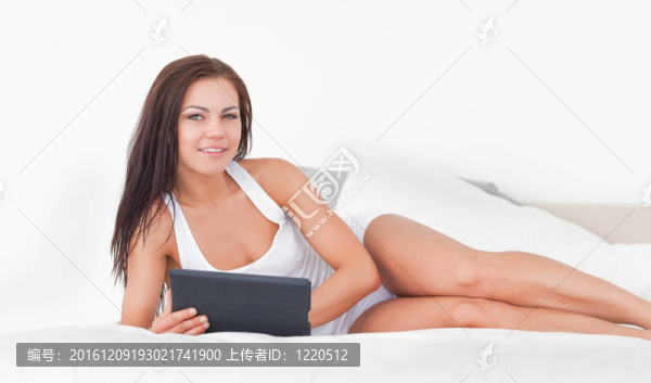 帶著藥片的年輕女人