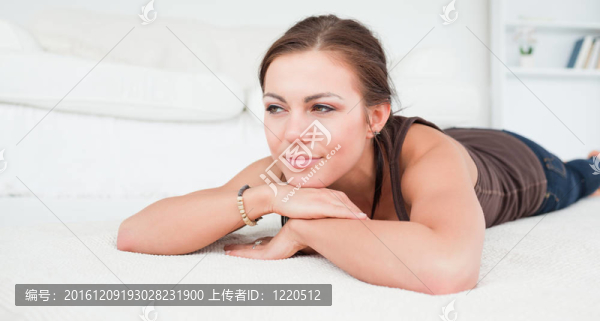 年輕的女人躺在地毯上