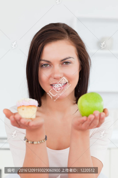 一個(gè)蘋果和一塊蛋糕，可愛的女人肖像