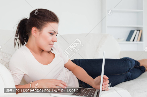 靠近一個美麗的女人，看著她的筆記本電腦