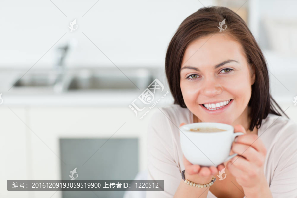 靠近一個微笑的女喝咖啡