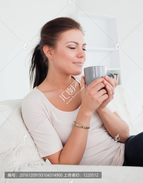 可愛的黑發(fā)，享受一杯茶