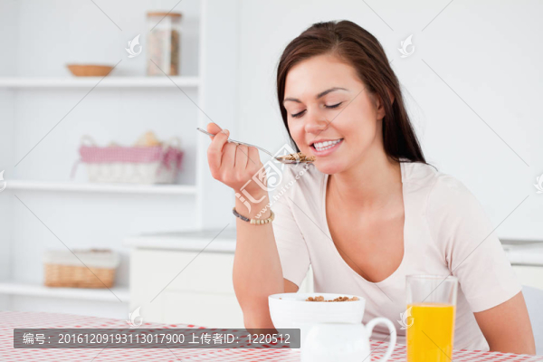 迷人的女人吃麥片