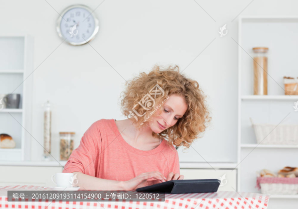 漂亮的金發(fā)女人放松她的碑坐在她公寓的廚房