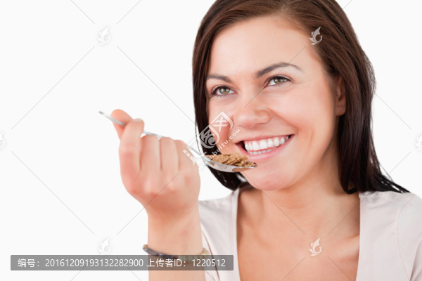 接近一個迷人的女人吃麥片