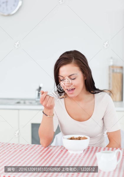 可愛的女人吃麥片