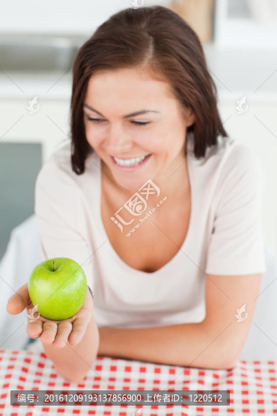 笑的黑發(fā)看蘋果